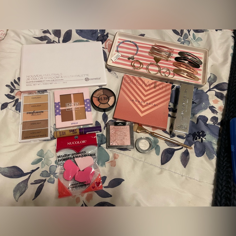 SOLD❌Mixed Make-Up Bundle